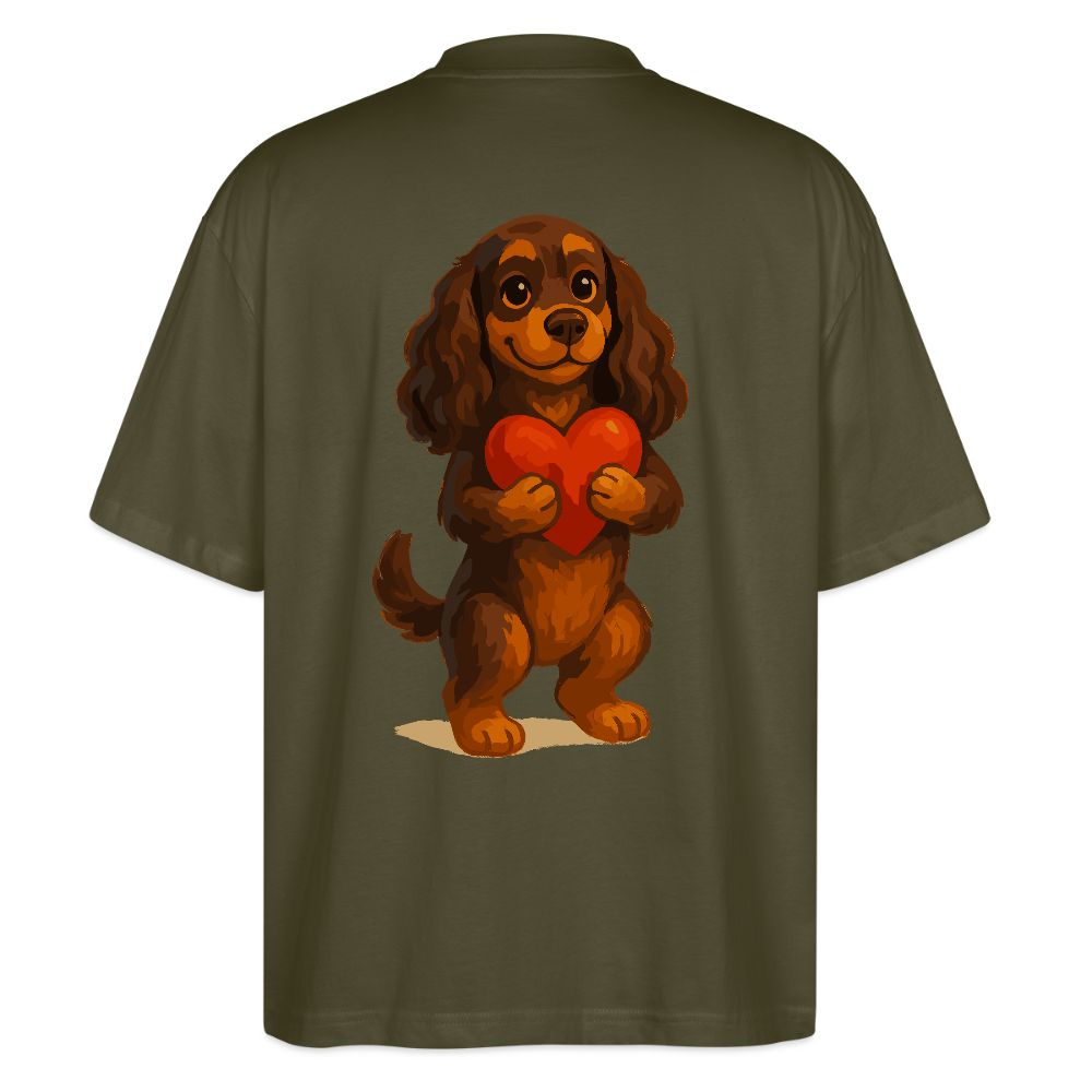 Cocker Spaniel Oversized mit Herz – Süßer Cartoon Hund, perfektes Motiv für Valentinstag und Hundeliebhaber - Khaki